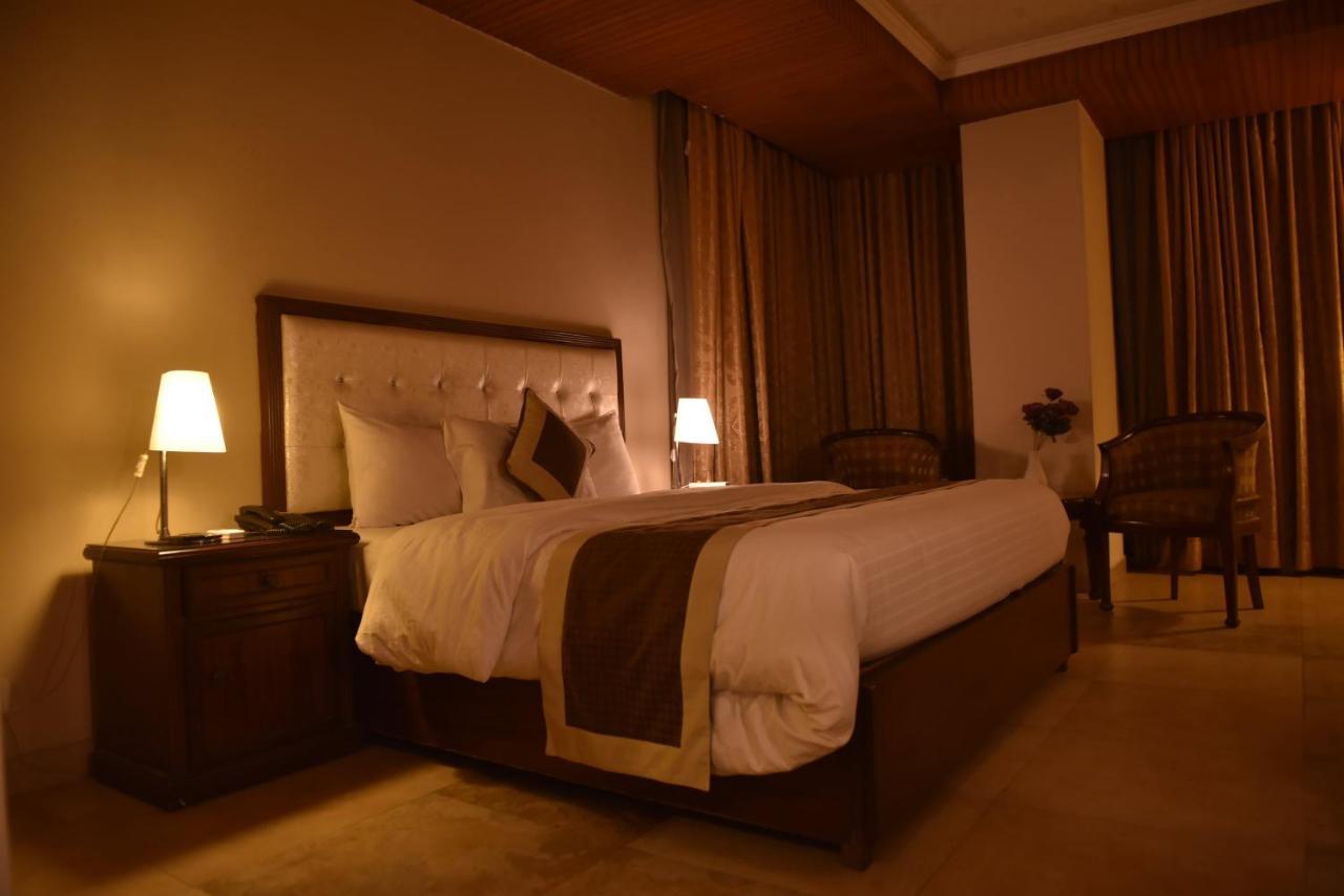 Shalimar Tower Hotel ลาฮอร์ ภายนอก รูปภาพ
